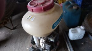 我が家の古びた背負い式動力噴霧器