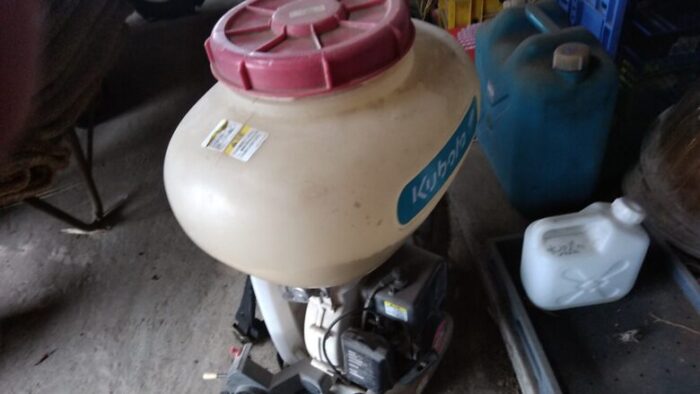 床に置いた動力噴霧器