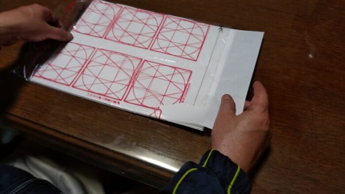 市販の半紙を袋から取り出すところ
