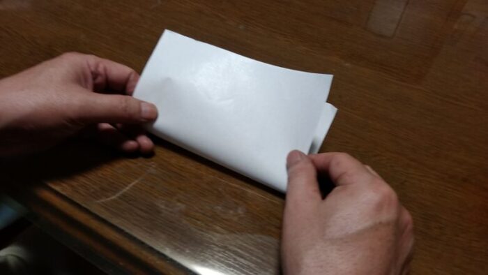 切り離したものを更に2つ折りにしているところ