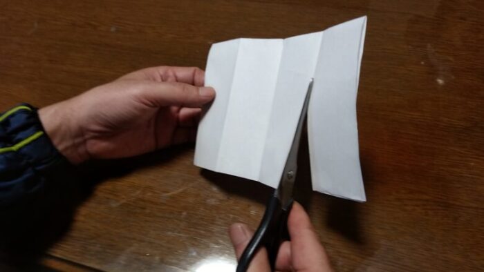 折り目にハサミで切り込みを入れているところ