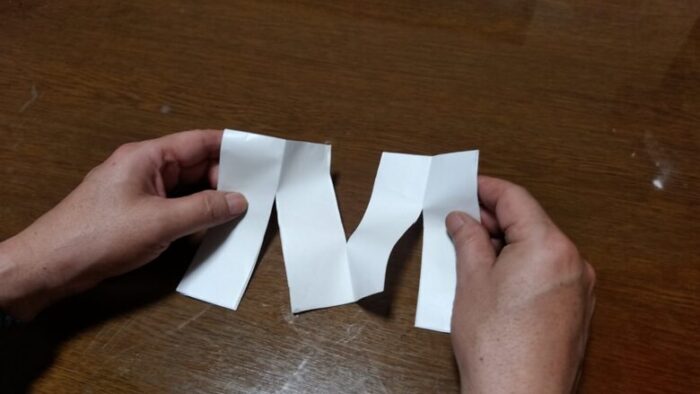 全ての折り目に切り込みを入れ終えたところ