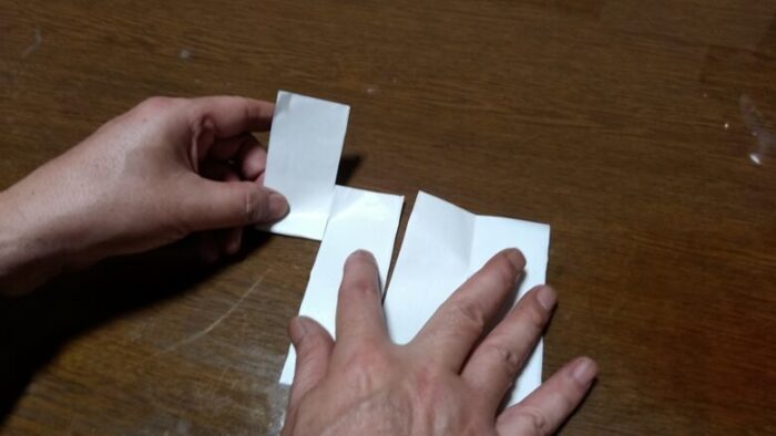 切り込みを入れた半紙を折っているところ