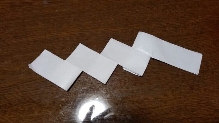完成したしめ飾りに取付ける紙垂