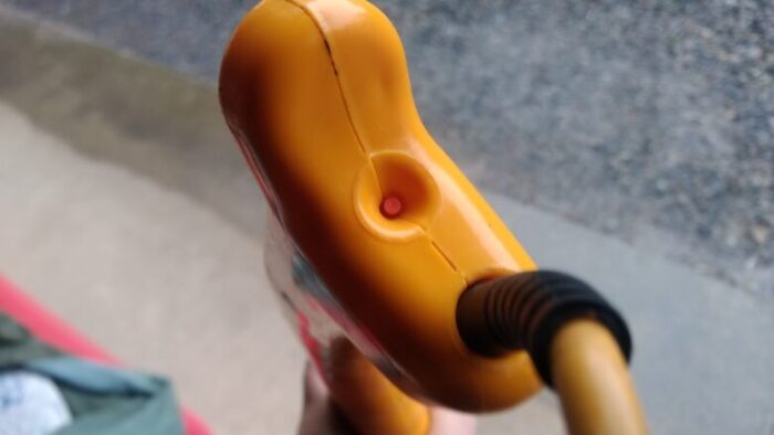 本体下部にある赤い色したブレーカーボタン