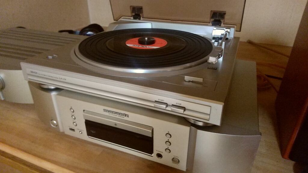 マランツ製のCDプレーヤーCD-6005とデノン製のレコードプレーヤーDP-29F