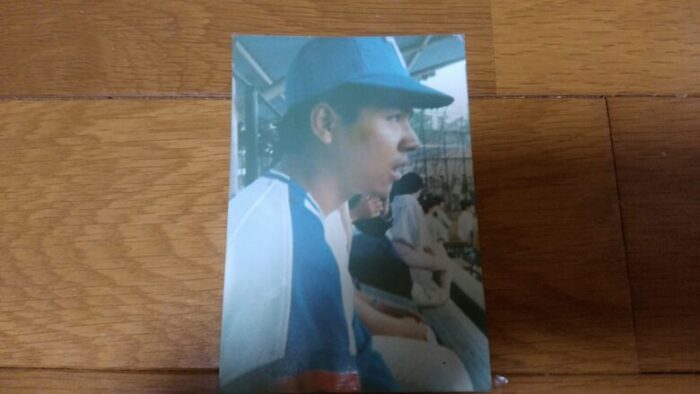 ベンチに座っている松尾伴内さんの横顔