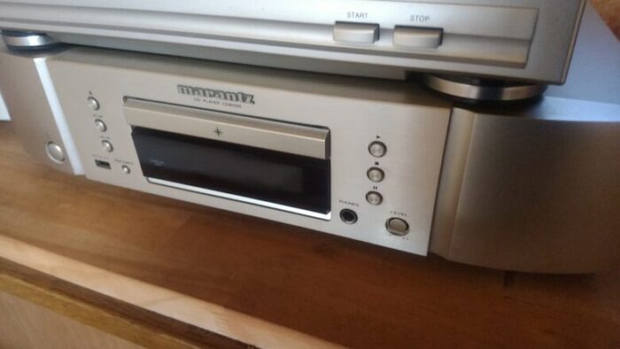 僕の部屋に置かれたCDプレーヤーのマランツCD6005