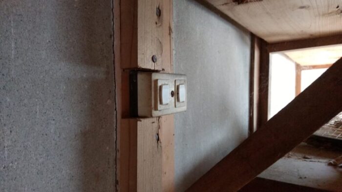電動式カッター用として使っていたコンセント(コンセントキャップ済み)