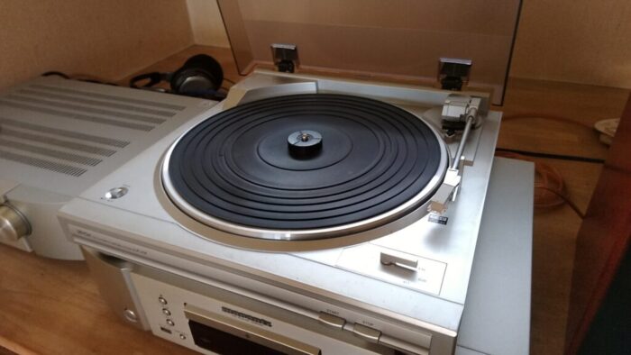 デノン製のレコードプレーヤーDP-29Fとレコード