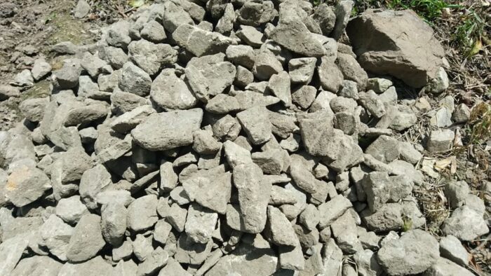 圃場脇に積まれた石の山