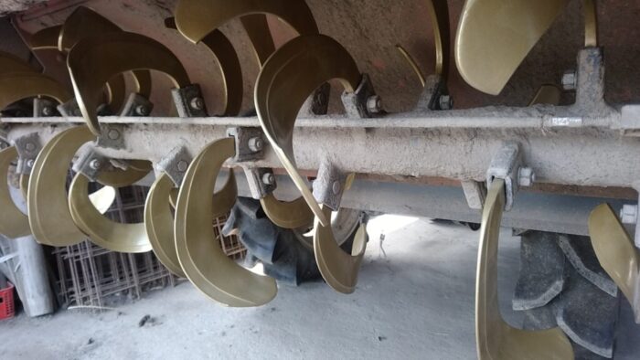 新しいスーパーゴールド爪を取り付けたロータリー