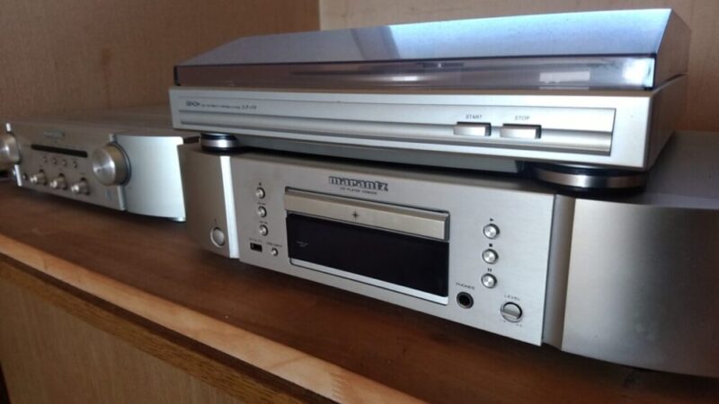 部屋に置かれたマランツ製のアンプとCDプレイヤー
