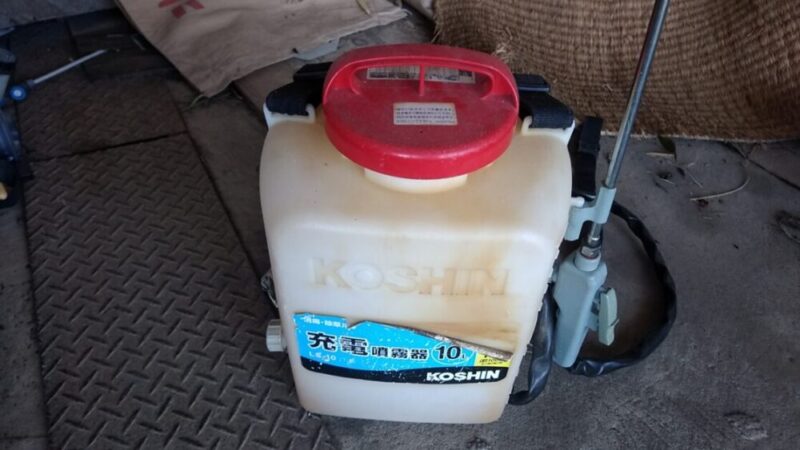 地べたに置いた充電式噴霧器