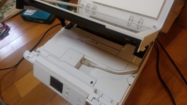 複合機にUSBケーブルを取り付けたところ
