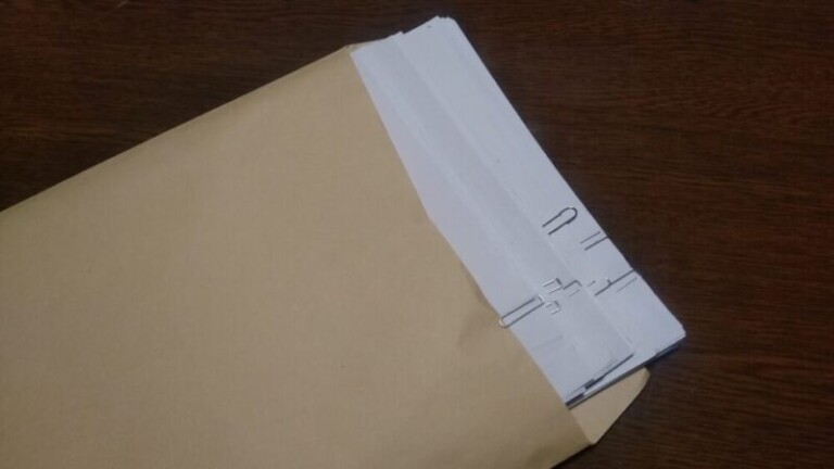 郵送前の封筒に入った添付書類