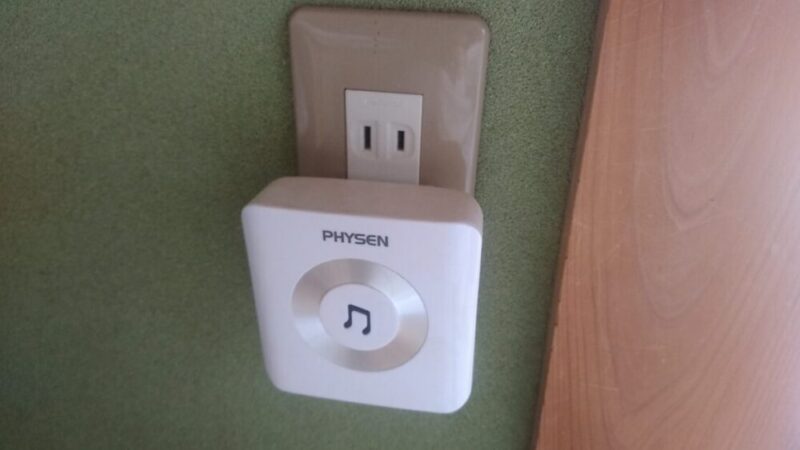 コンセントに差したワイヤレスチャイムの受信機（チャイム音が鳴る）