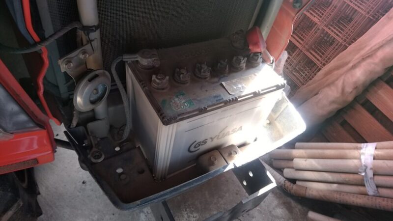トラクターのバッテリーに本機を繋いだ画像