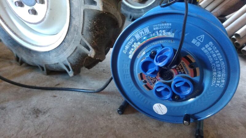 コードリールを使ってバッテリー充電器を接続したところ